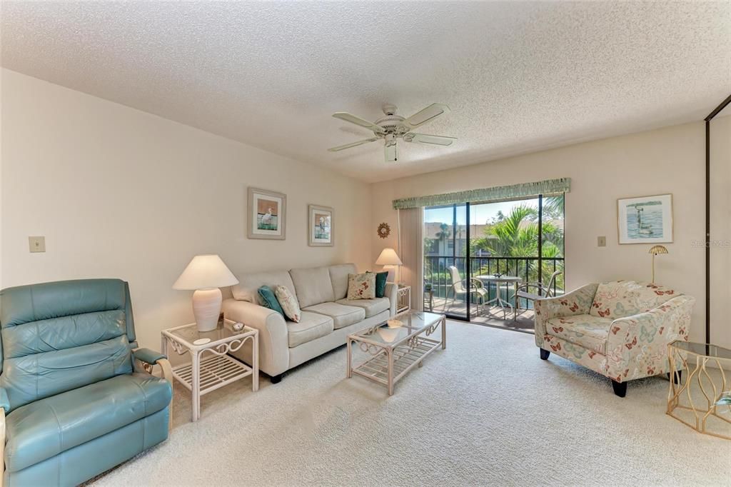 合同活跃: $175,000 (2 贝兹, 2 浴室, 1062 平方英尺)