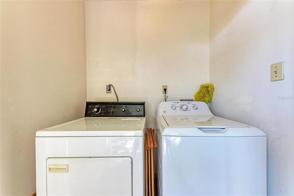 合同活跃: $175,000 (2 贝兹, 2 浴室, 1062 平方英尺)