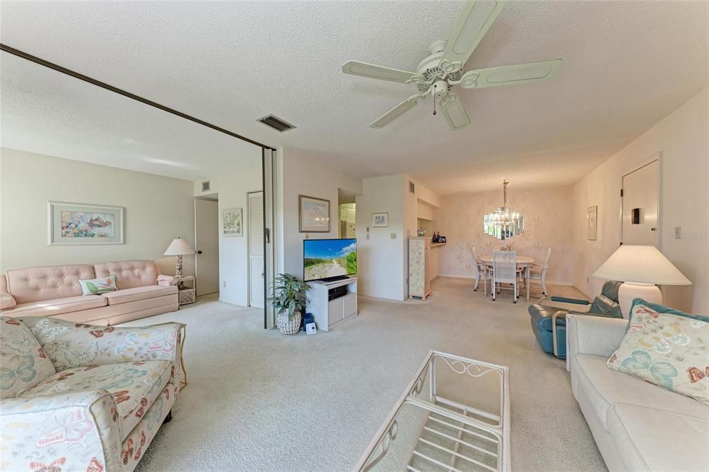 合同活跃: $175,000 (2 贝兹, 2 浴室, 1062 平方英尺)