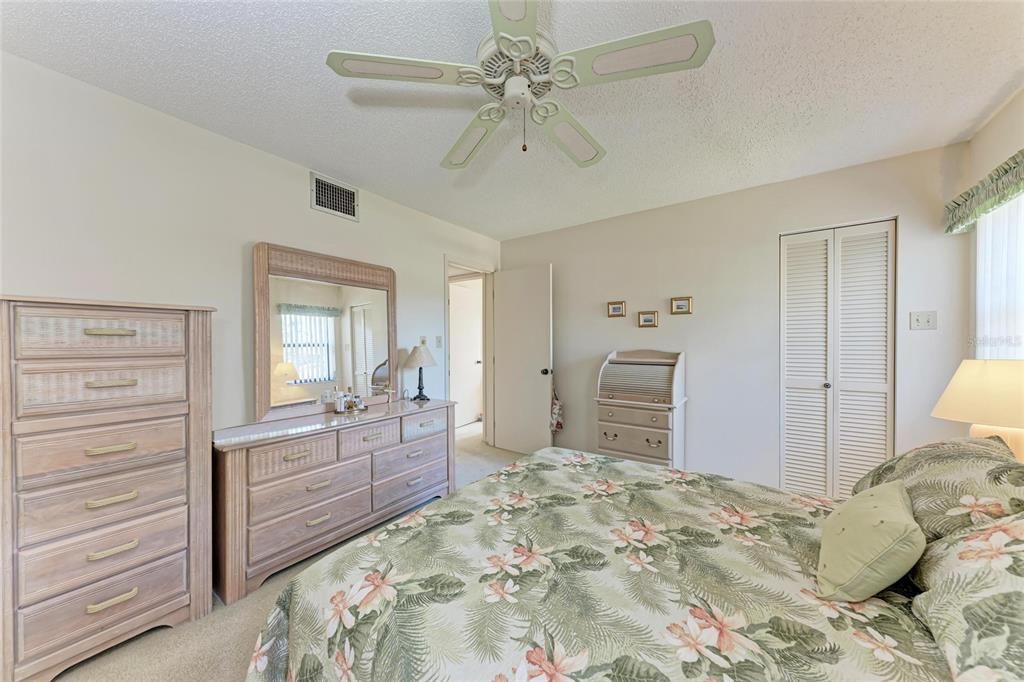 合同活跃: $175,000 (2 贝兹, 2 浴室, 1062 平方英尺)