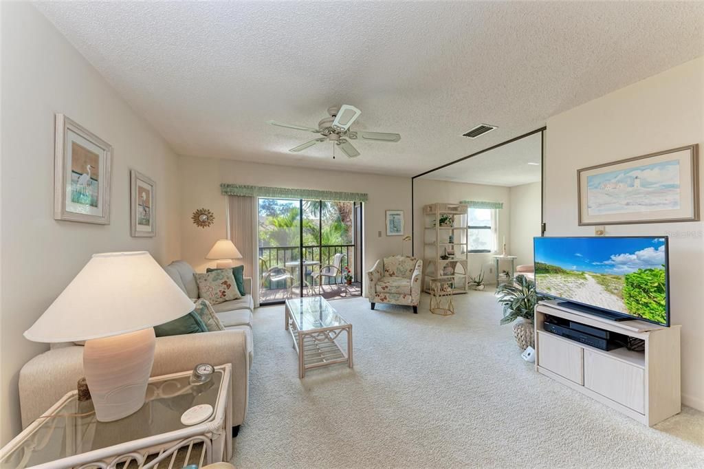 合同活跃: $175,000 (2 贝兹, 2 浴室, 1062 平方英尺)