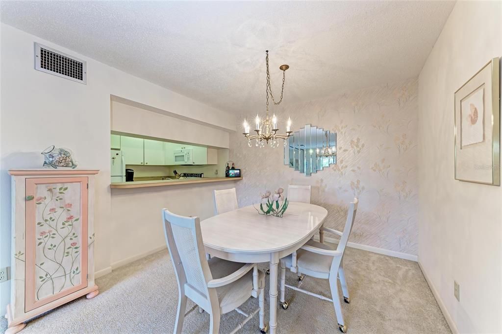 合同活跃: $175,000 (2 贝兹, 2 浴室, 1062 平方英尺)