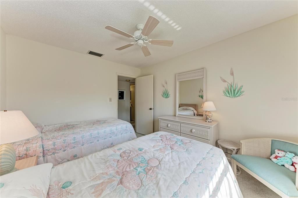 合同活跃: $175,000 (2 贝兹, 2 浴室, 1062 平方英尺)