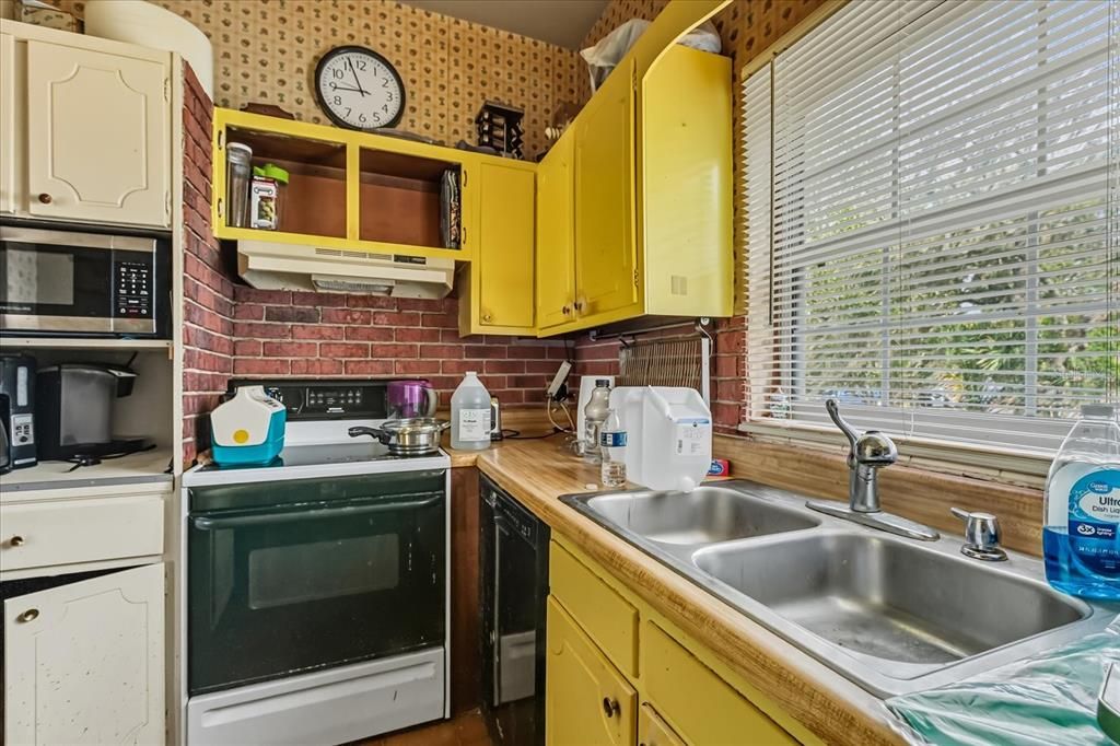 Active With Contract: $240,000 (2 beds, 2 baths, 1056 Square Feet)