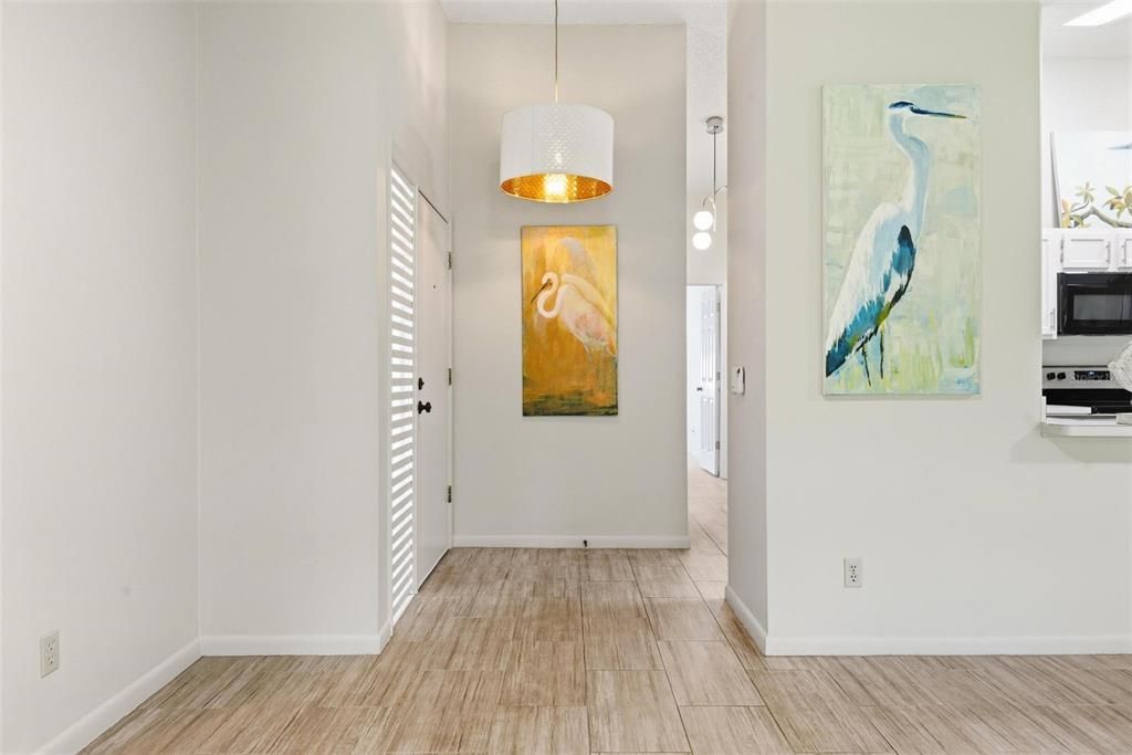 For Sale: $240,000 (2 beds, 2 baths, 902 Square Feet)