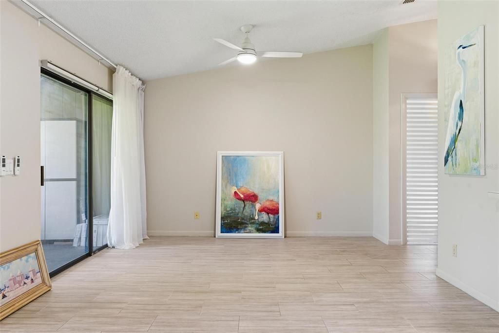 For Sale: $240,000 (2 beds, 2 baths, 902 Square Feet)