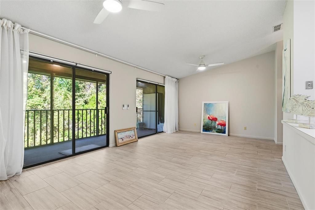 For Sale: $240,000 (2 beds, 2 baths, 902 Square Feet)