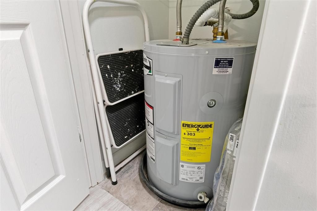 For Sale: $240,000 (2 beds, 2 baths, 902 Square Feet)