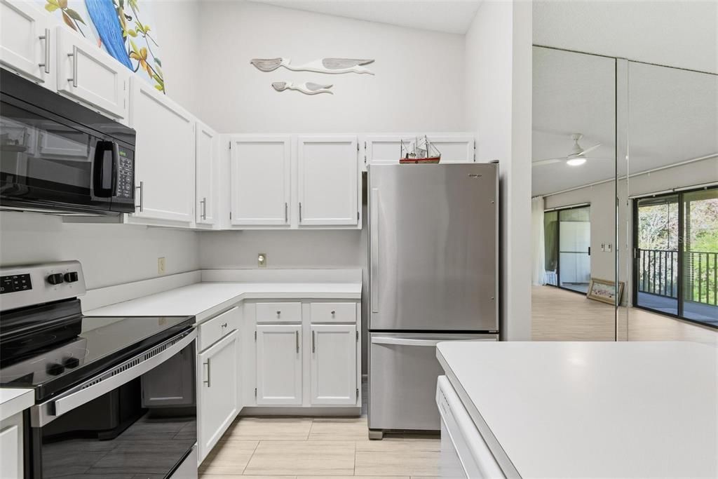 For Sale: $240,000 (2 beds, 2 baths, 902 Square Feet)