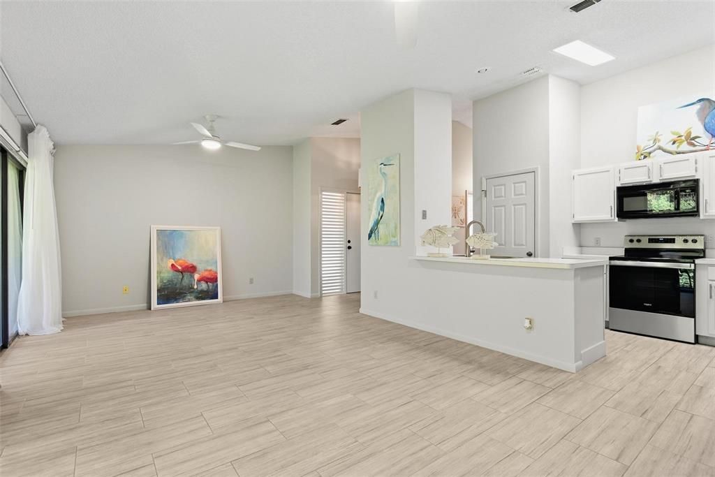 For Sale: $240,000 (2 beds, 2 baths, 902 Square Feet)