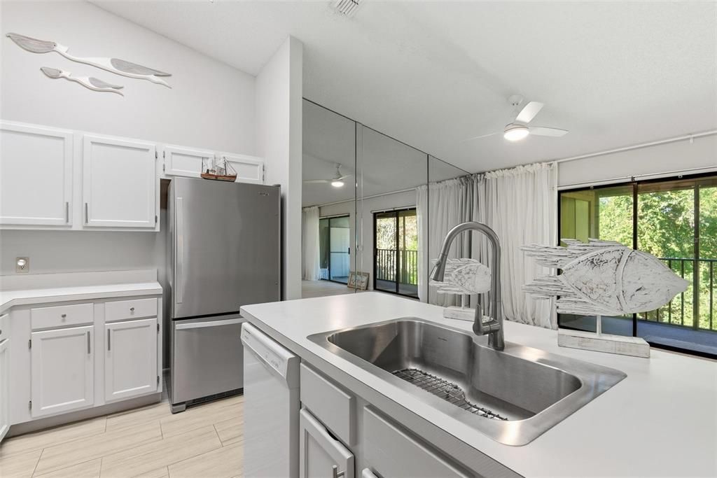 For Sale: $240,000 (2 beds, 2 baths, 902 Square Feet)