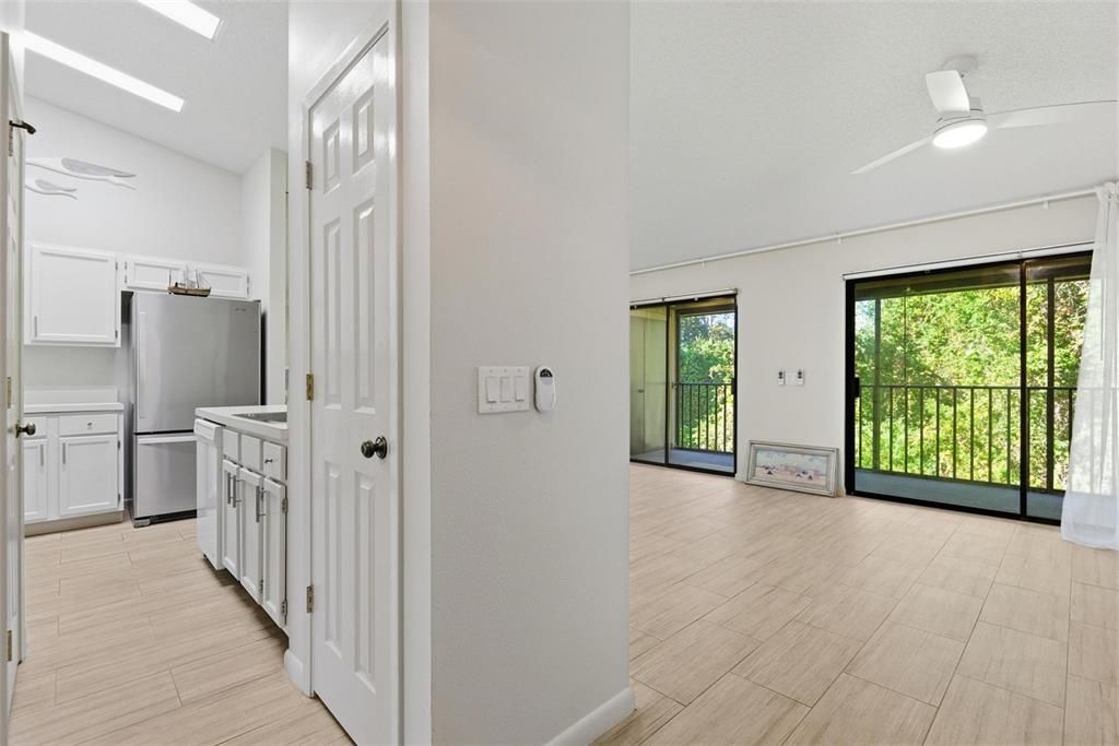 For Sale: $240,000 (2 beds, 2 baths, 902 Square Feet)