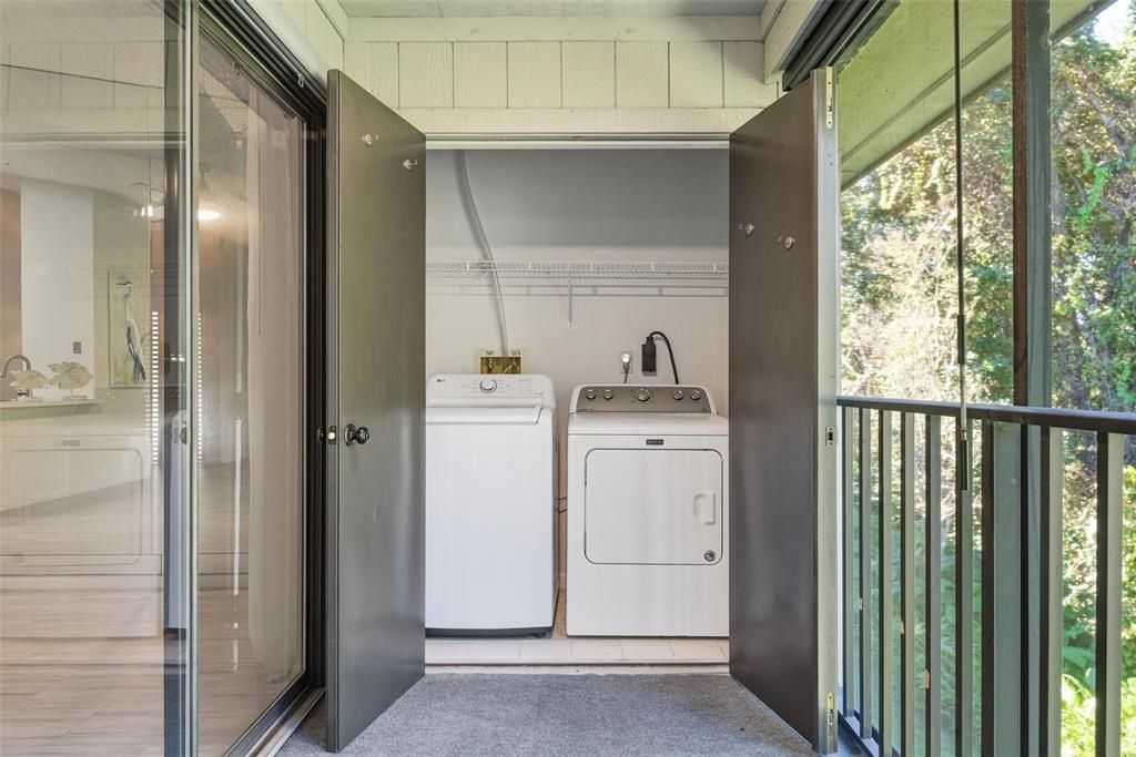 For Sale: $240,000 (2 beds, 2 baths, 902 Square Feet)