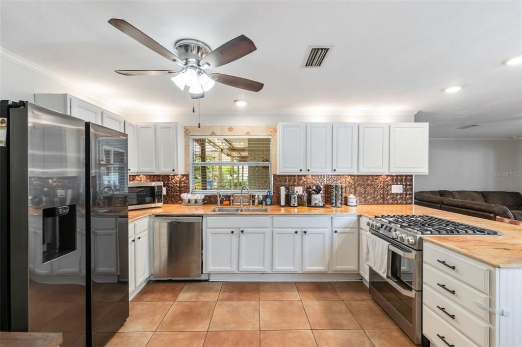 На продажу: $455,000 (4 спален, 2 ванн, 1873 Квадратных фут)