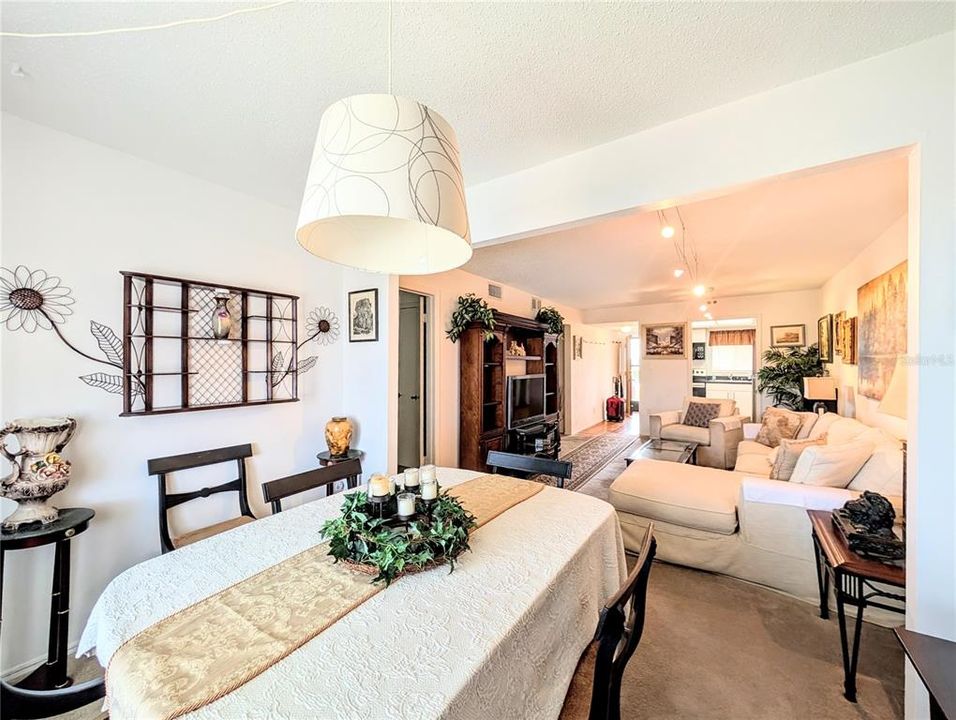 На продажу: $110,000 (2 спален, 1 ванн, 912 Квадратных фут)