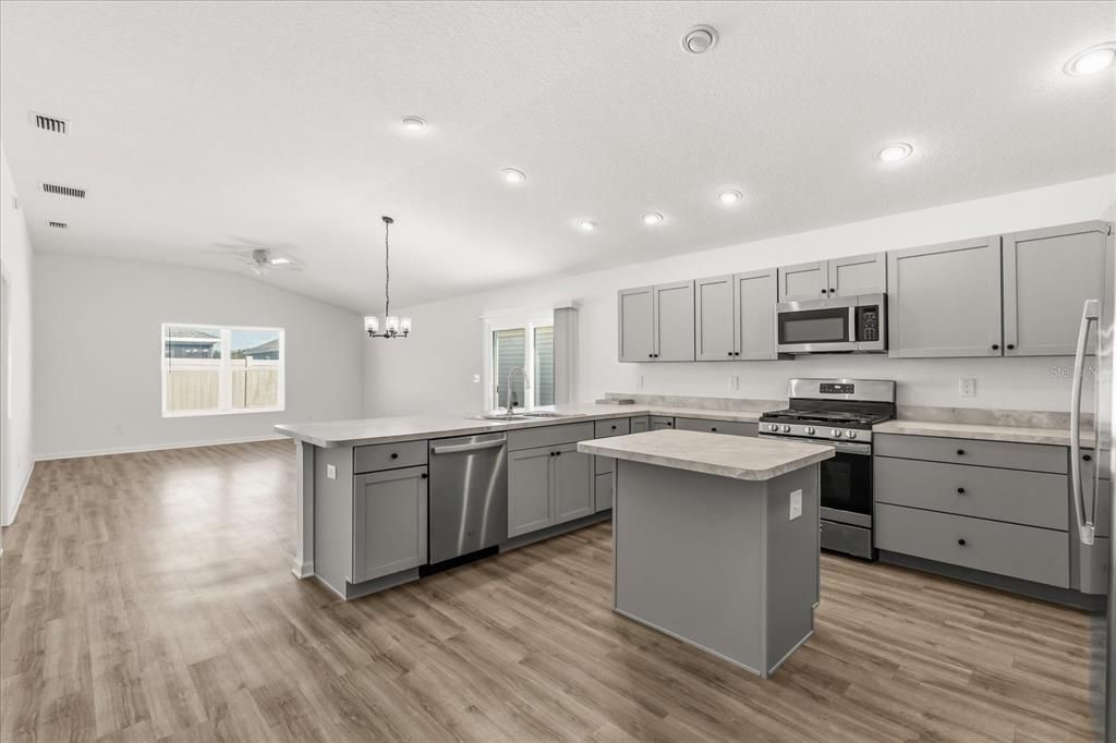 Active With Contract: $249,900 (2 beds, 2 baths, 1300 Square Feet)