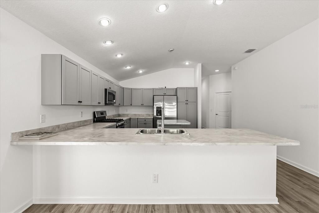 Active With Contract: $249,900 (2 beds, 2 baths, 1300 Square Feet)