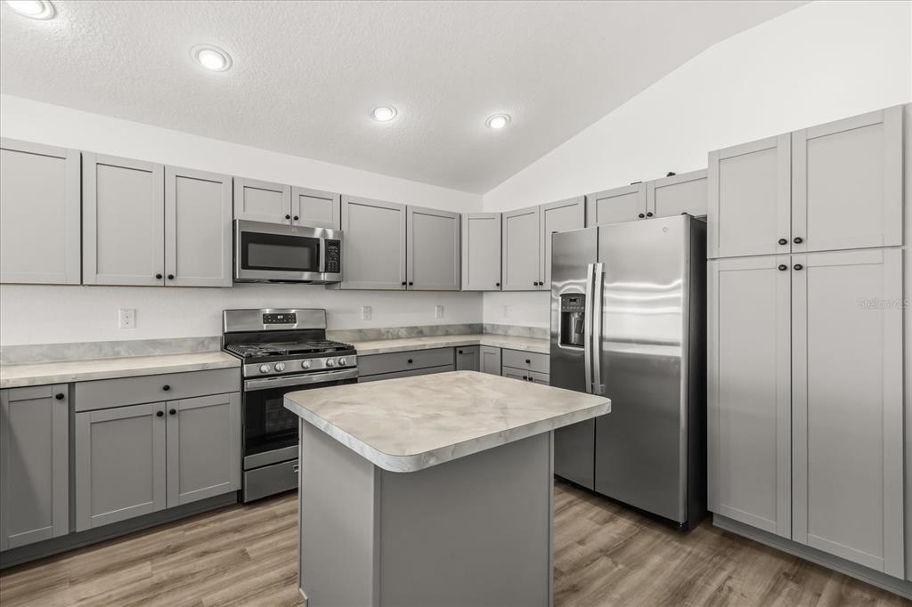 Active With Contract: $249,900 (2 beds, 2 baths, 1300 Square Feet)