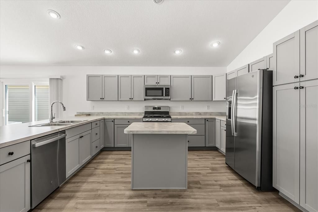 Active With Contract: $249,900 (2 beds, 2 baths, 1300 Square Feet)