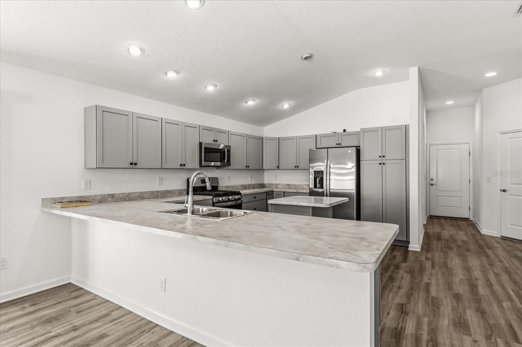 Active With Contract: $249,900 (2 beds, 2 baths, 1300 Square Feet)