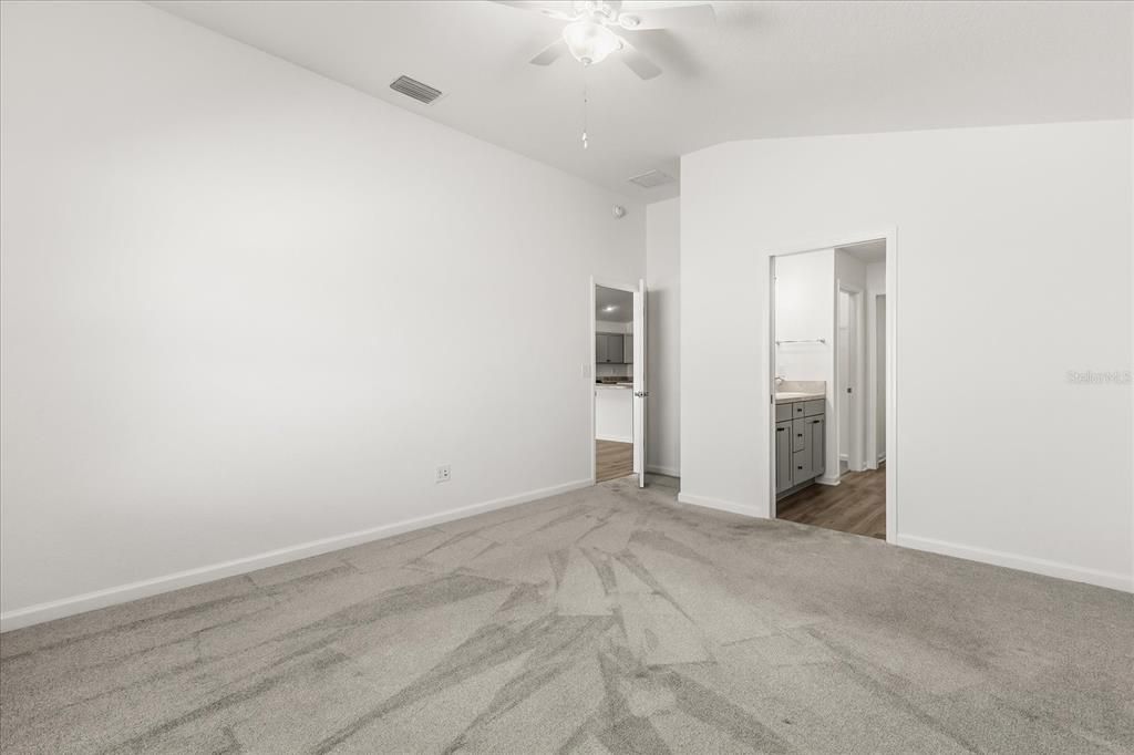 Active With Contract: $249,900 (2 beds, 2 baths, 1300 Square Feet)