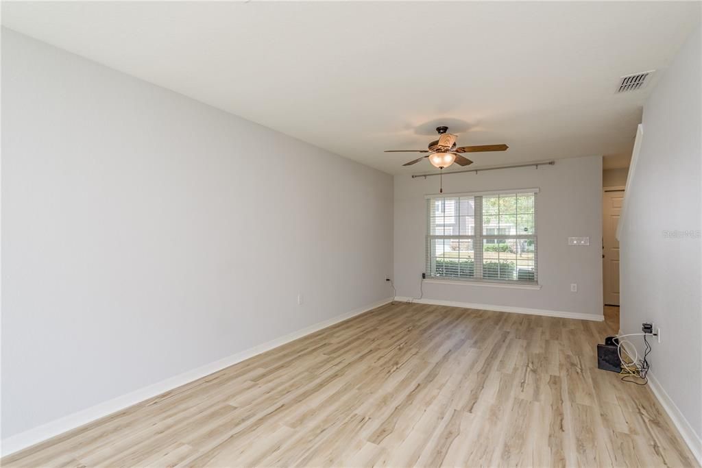 Activo con contrato: $275,000 (3 camas, 2 baños, 1627 Pies cuadrados)