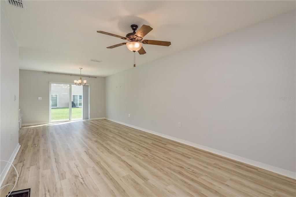 Activo con contrato: $275,000 (3 camas, 2 baños, 1627 Pies cuadrados)