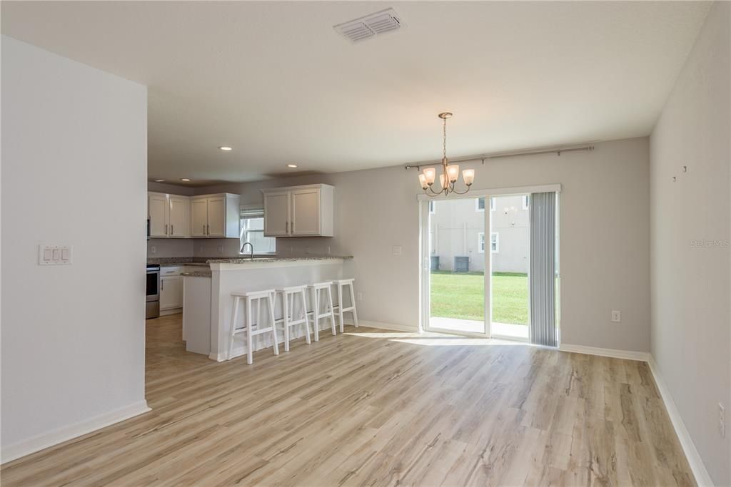 Activo con contrato: $275,000 (3 camas, 2 baños, 1627 Pies cuadrados)