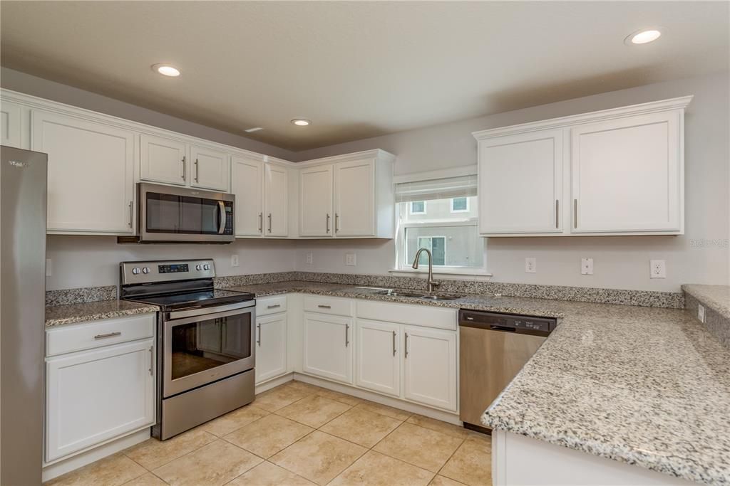 Activo con contrato: $275,000 (3 camas, 2 baños, 1627 Pies cuadrados)