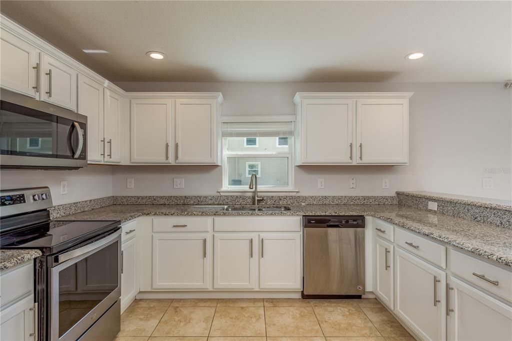 Activo con contrato: $275,000 (3 camas, 2 baños, 1627 Pies cuadrados)