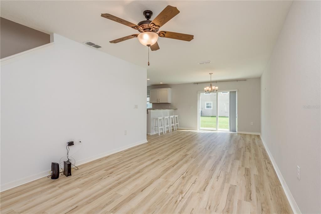 Activo con contrato: $275,000 (3 camas, 2 baños, 1627 Pies cuadrados)