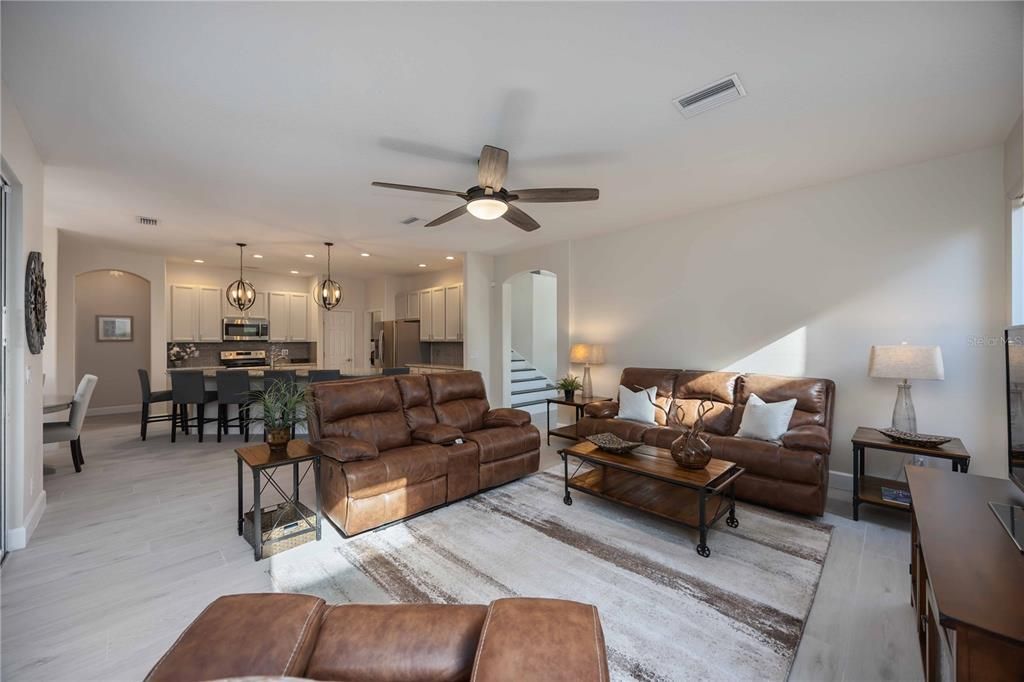 En Venta: $995,000 (3 camas, 3 baños, 2947 Pies cuadrados)