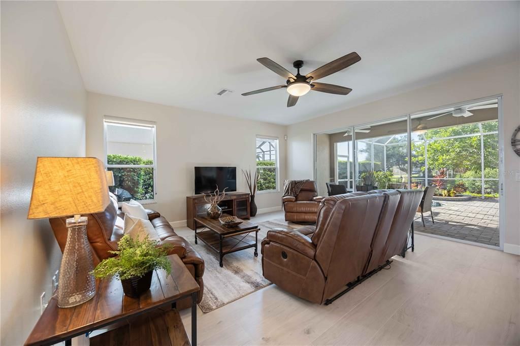 En Venta: $995,000 (3 camas, 3 baños, 2947 Pies cuadrados)