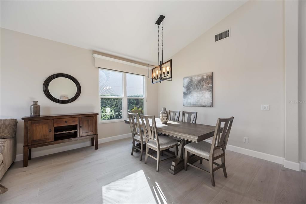 En Venta: $995,000 (3 camas, 3 baños, 2947 Pies cuadrados)