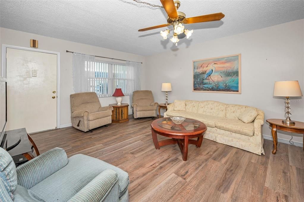 Active With Contract: $117,000 (2 beds, 1 baths, 1010 Square Feet)