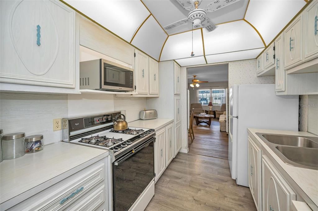 Active With Contract: $117,000 (2 beds, 1 baths, 1010 Square Feet)