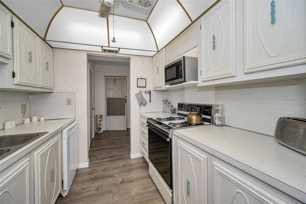 Active With Contract: $117,000 (2 beds, 1 baths, 1010 Square Feet)