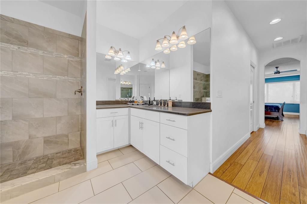 待售: $799,999 (5 贝兹, 4 浴室, 4180 平方英尺)