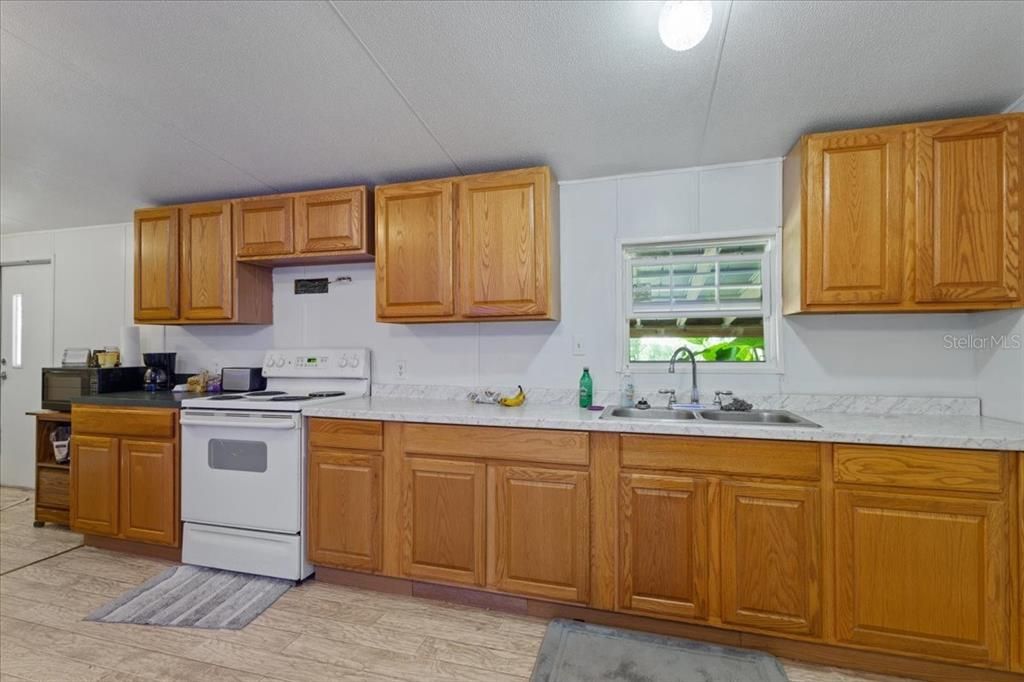 For Sale: $139,900 (2 beds, 2 baths, 1200 Square Feet)