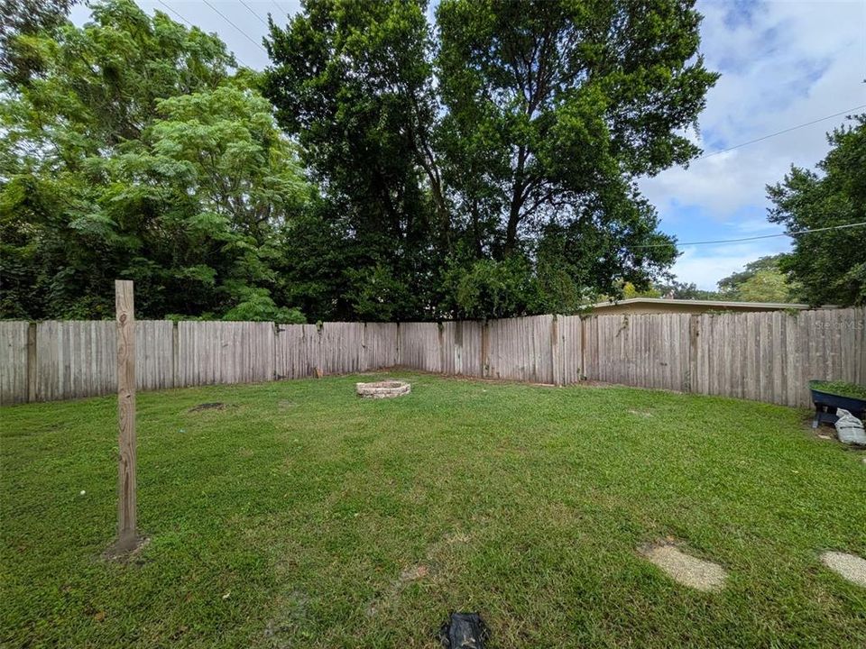 合同活跃: $2,200 (4 贝兹, 2 浴室, 1593 平方英尺)