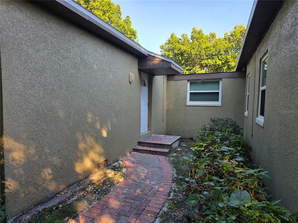 合同活跃: $2,200 (4 贝兹, 2 浴室, 1593 平方英尺)