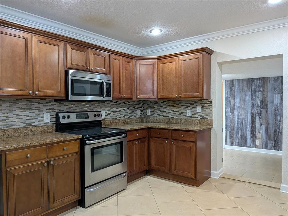 合同活跃: $2,200 (4 贝兹, 2 浴室, 1593 平方英尺)