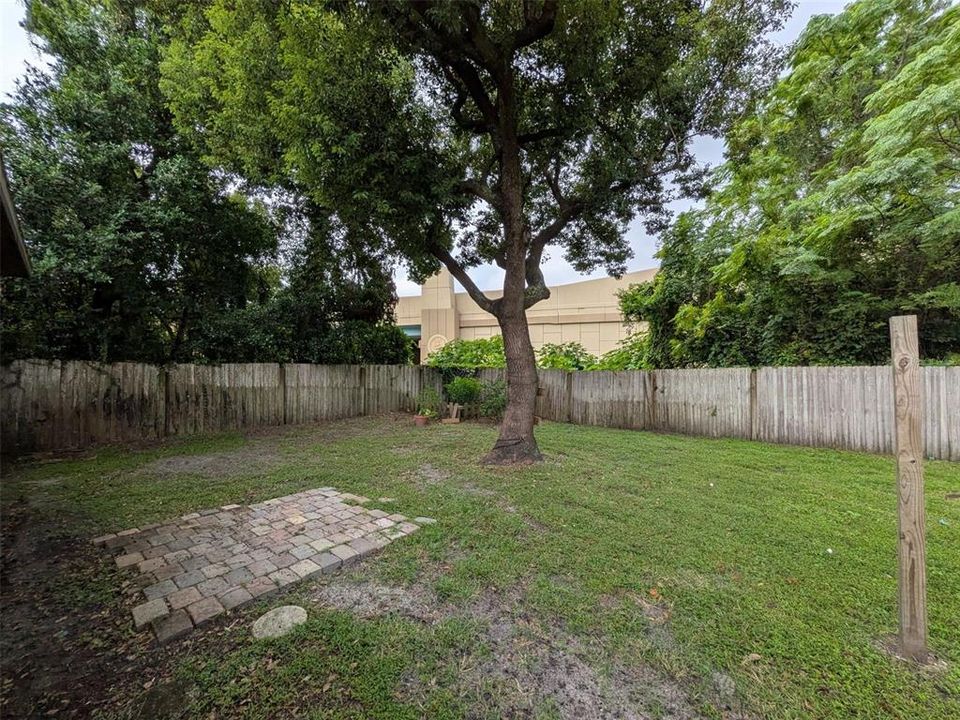 合同活跃: $2,200 (4 贝兹, 2 浴室, 1593 平方英尺)