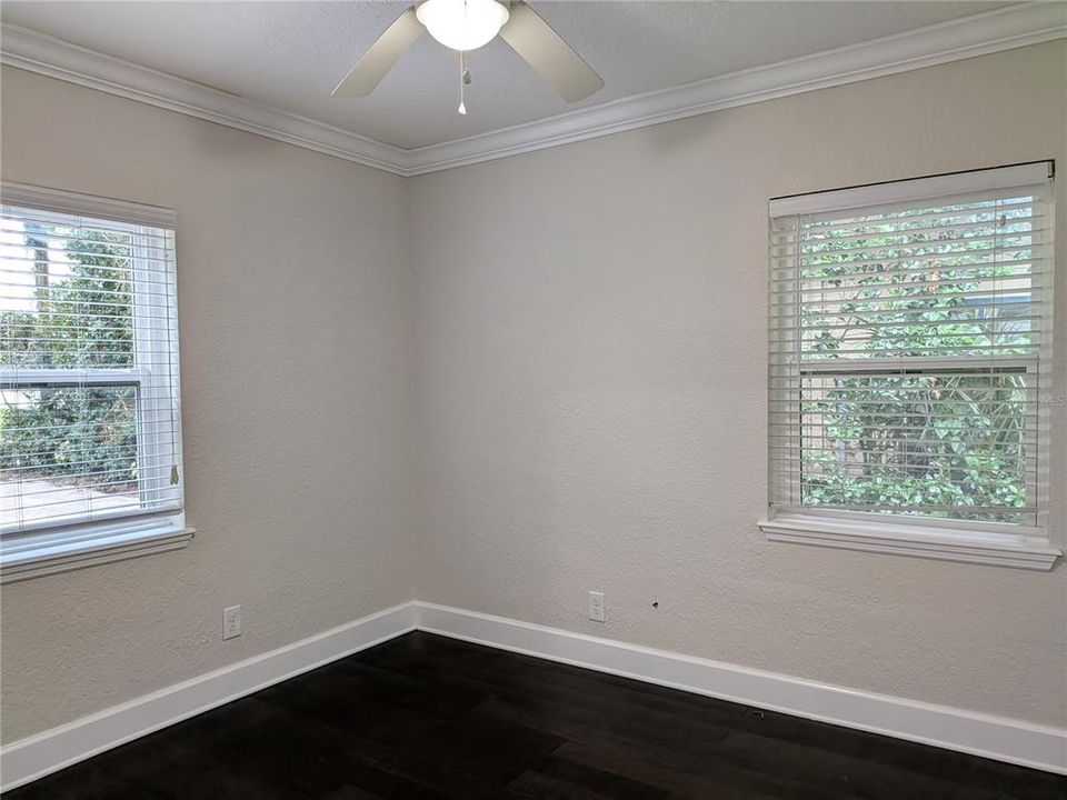 合同活跃: $2,200 (4 贝兹, 2 浴室, 1593 平方英尺)