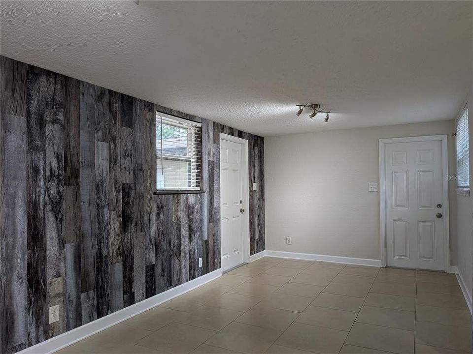 合同活跃: $2,200 (4 贝兹, 2 浴室, 1593 平方英尺)