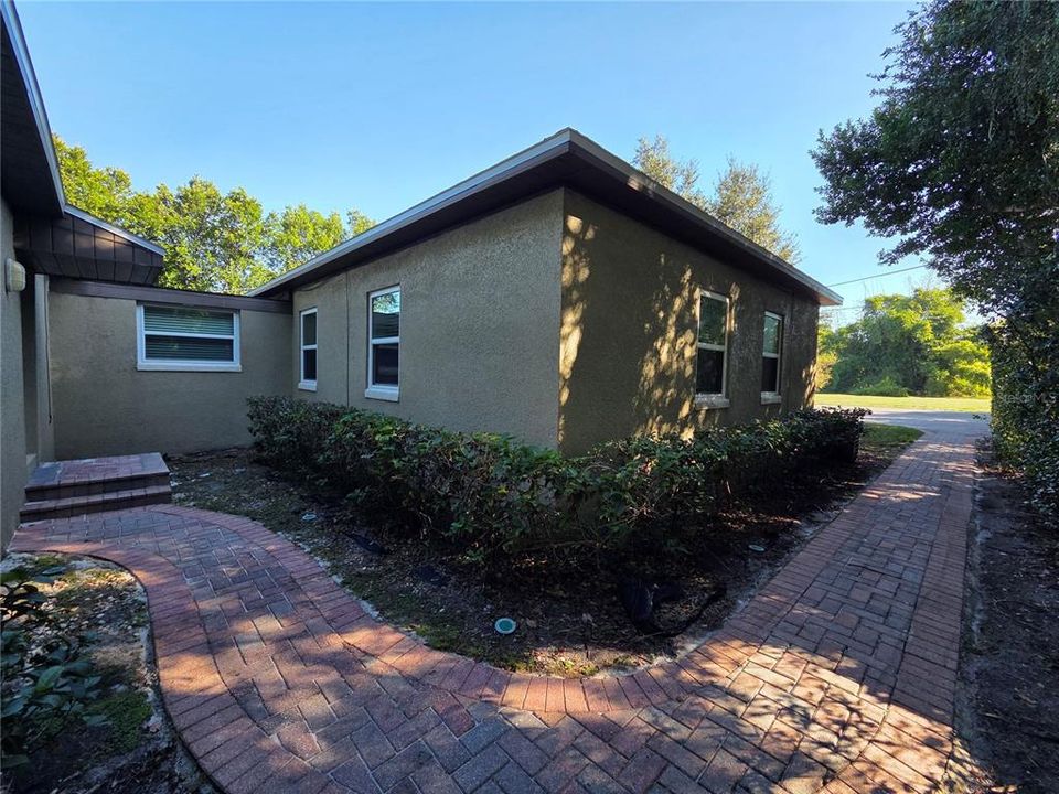 合同活跃: $2,200 (4 贝兹, 2 浴室, 1593 平方英尺)