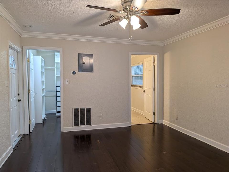 合同活跃: $2,200 (4 贝兹, 2 浴室, 1593 平方英尺)