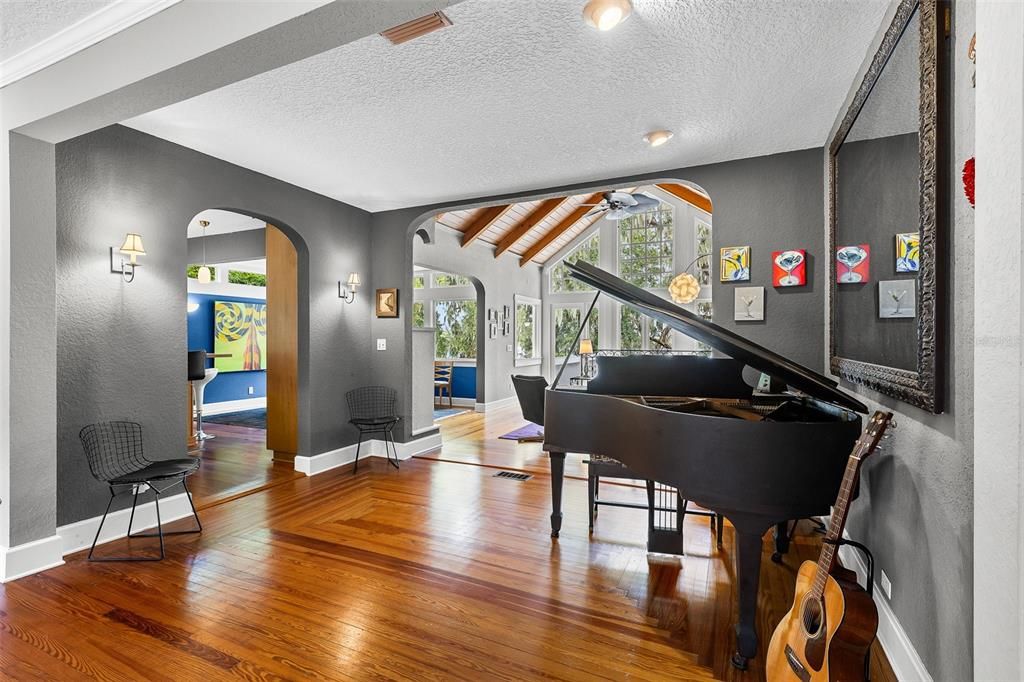 For Sale: $1,800,000 (5 beds, 2 baths, 3474 Square Feet)