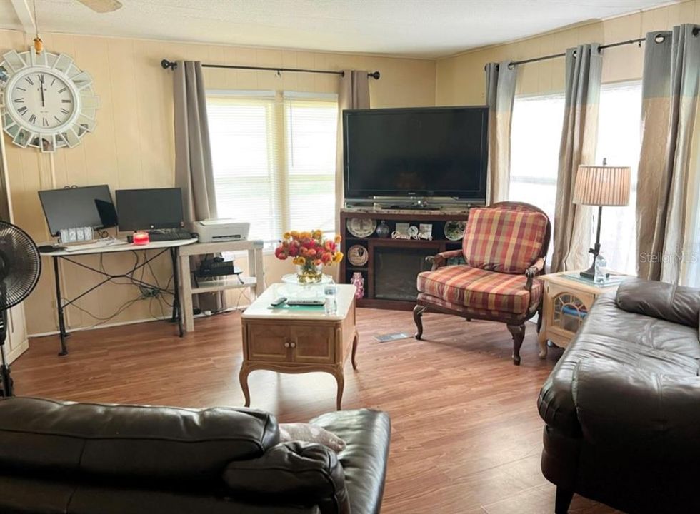 For Sale: $130,000 (2 beds, 1 baths, 960 Square Feet)