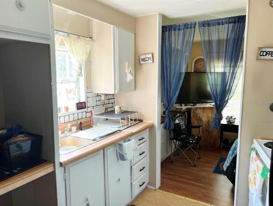 For Sale: $130,000 (2 beds, 1 baths, 960 Square Feet)